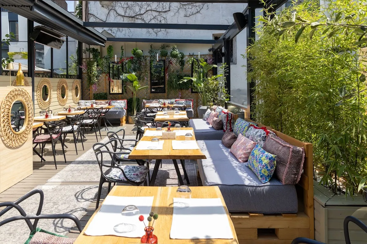 Restaurant & Rooftop Bar Savart