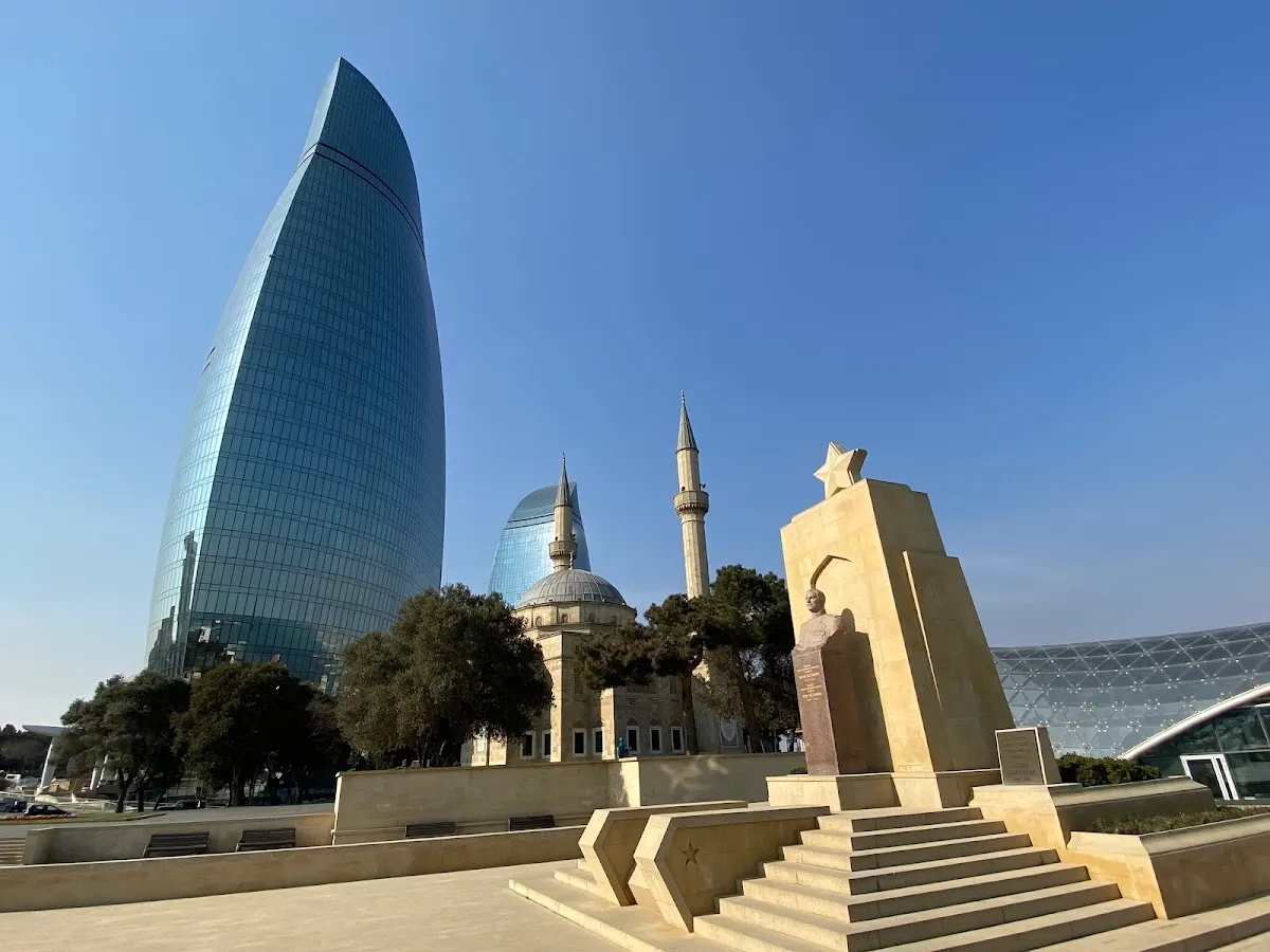 Həzi Aslanov Qəbirüstü Abidəsi (Hazi Aslanov Grave Monument)