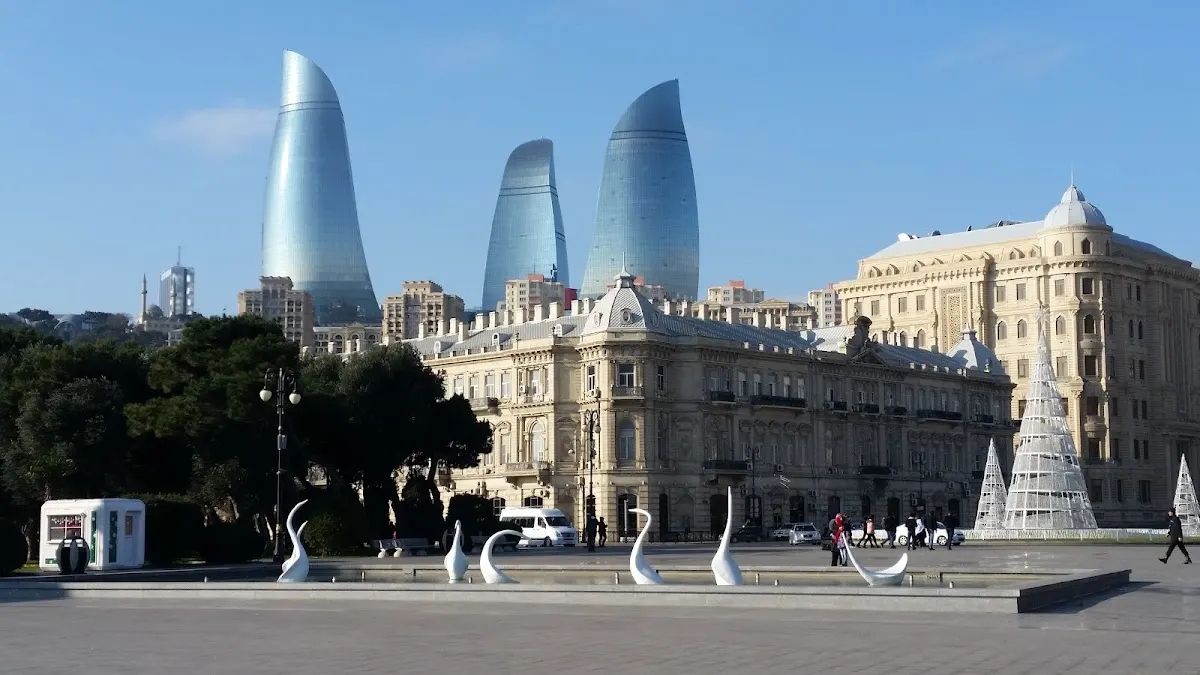 Azneft Square