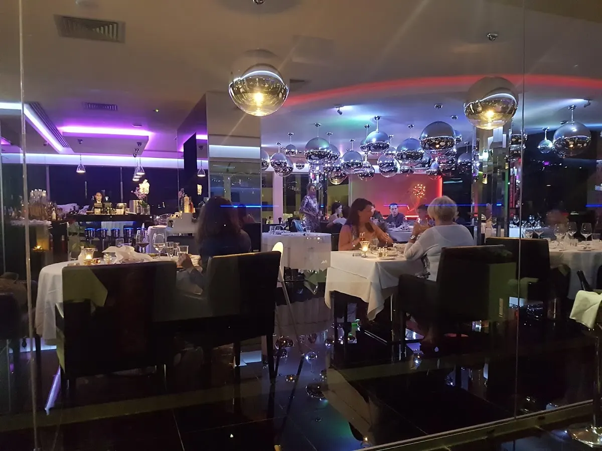Glasshouse Lounge Restaurant
